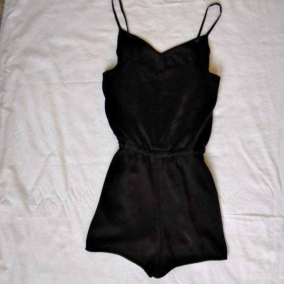 GUESS  ROMPER SZ  SM - Picture 2 of 5